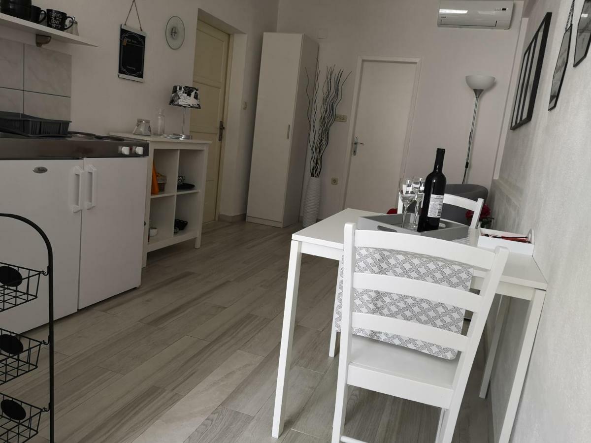 Apartments And Rooms Villa Dona มาคาร์สกา ภายนอก รูปภาพ
